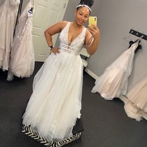 Wedding dress/ Wedding gown